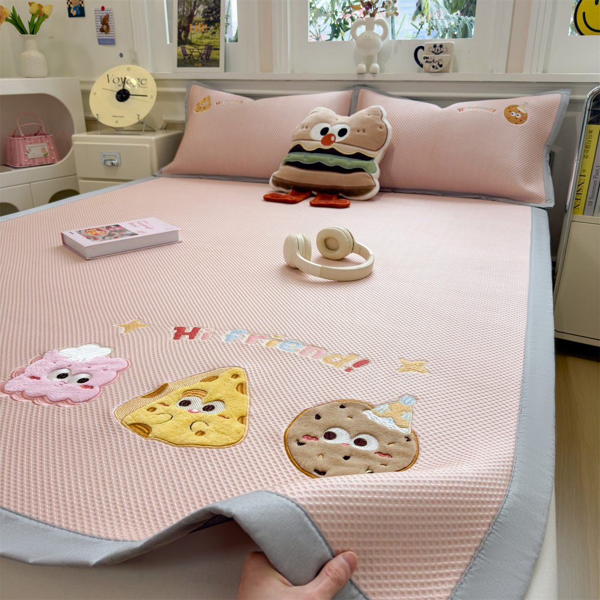 91家纺网 家纺一手货源 找家纺 兄弟坊 2026新款高端A类PE高分子冰丝凉席卡通贴布凉席冰豆豆软凉席 甜点美食-粉