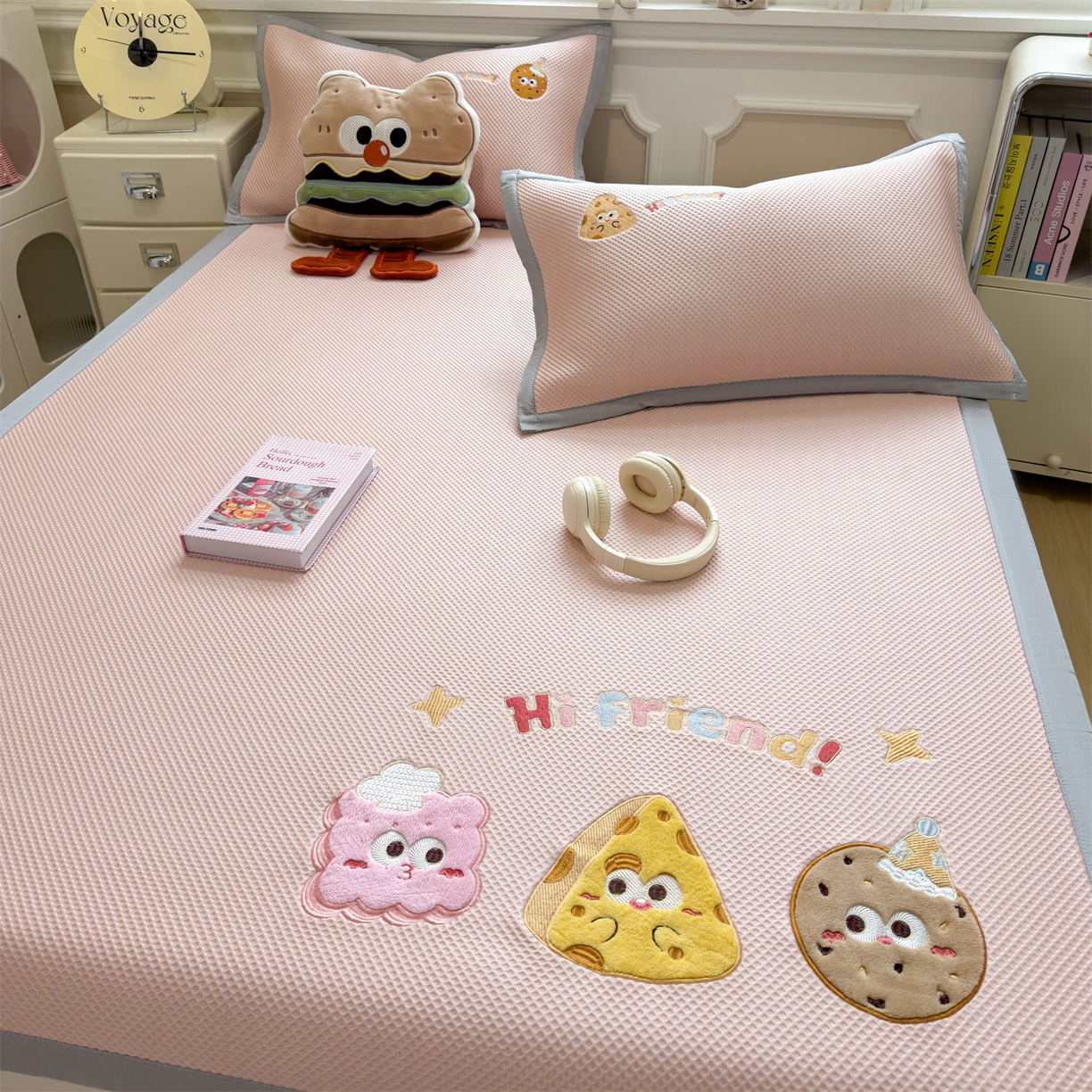 91家纺网 家纺一手货源 找家纺 兄弟坊 2026新款高端A类PE高分子冰丝凉席卡通贴布凉席冰豆豆软凉席 甜点美食-粉