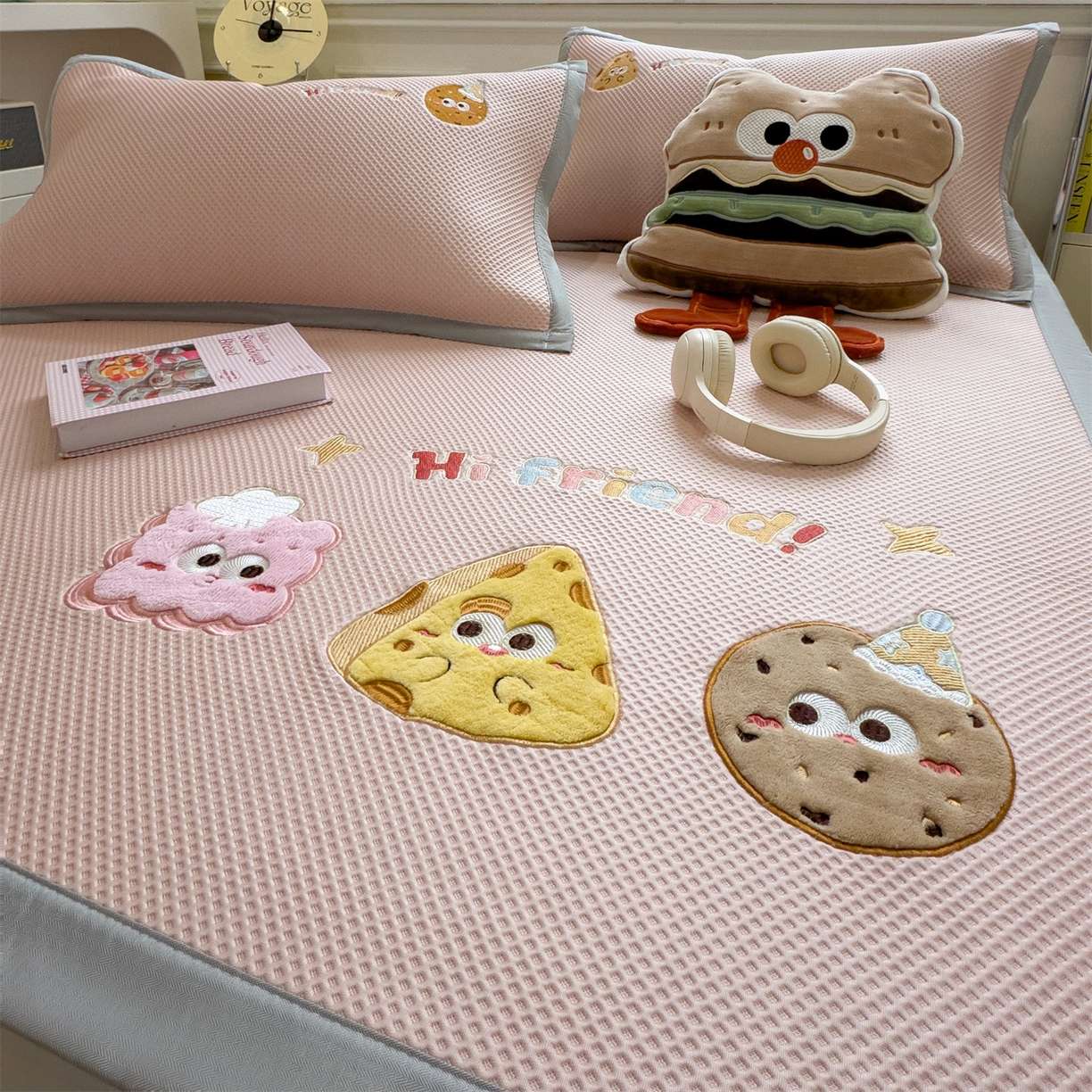 91家纺网 家纺一手货源 找家纺 兄弟坊 2026新款高端A类PE高分子冰丝凉席卡通贴布凉席冰豆豆软凉席 甜点美食-粉