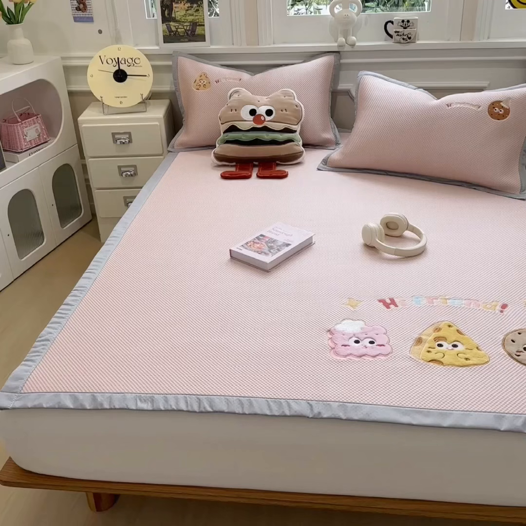 91家纺网 家纺一手货源 找家纺 兄弟坊 2026新款高端A类PE高分子冰丝凉席卡通贴布凉席冰豆豆软凉席 甜点美食-粉