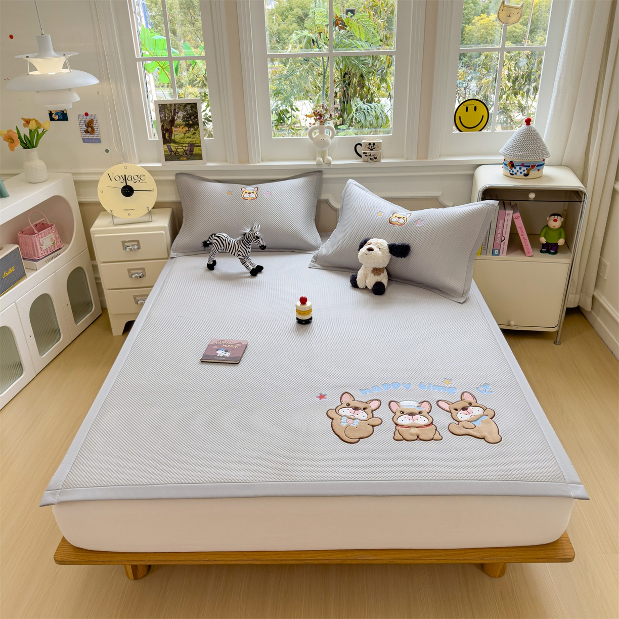 91家纺网 家纺一手货源 找家纺 兄弟坊 2026新款高端A类PE高分子冰丝凉席卡通贴布凉席冰豆豆软凉席 旺旺伙伴-灰