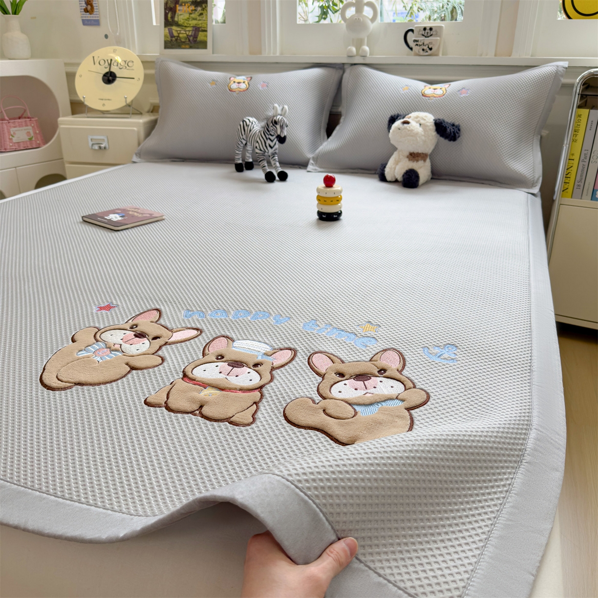 91家纺网 家纺一手货源 找家纺 兄弟坊 2026新款高端A类PE高分子冰丝凉席卡通贴布凉席冰豆豆软凉席 旺旺伙伴-灰