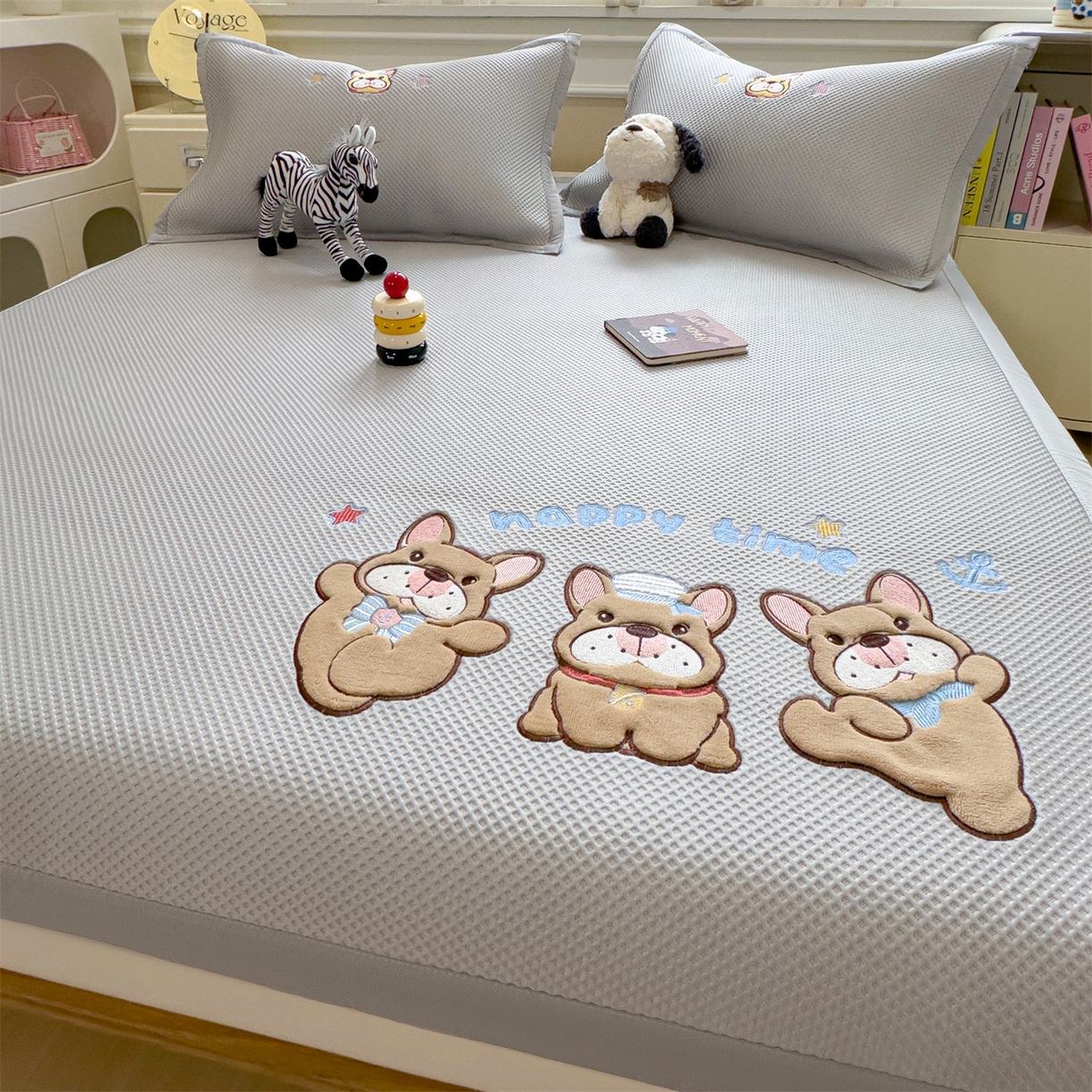 91家纺网 家纺一手货源 找家纺 兄弟坊 2026新款高端A类PE高分子冰丝凉席卡通贴布凉席冰豆豆软凉席 旺旺伙伴-灰