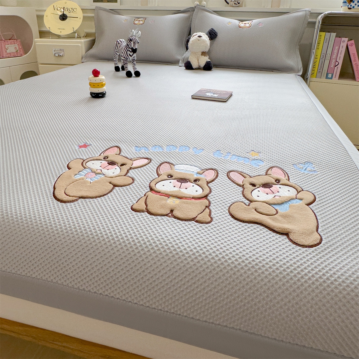 91家纺网 家纺一手货源 找家纺 兄弟坊 2026新款高端A类PE高分子冰丝凉席卡通贴布凉席冰豆豆软凉席 旺旺伙伴-灰