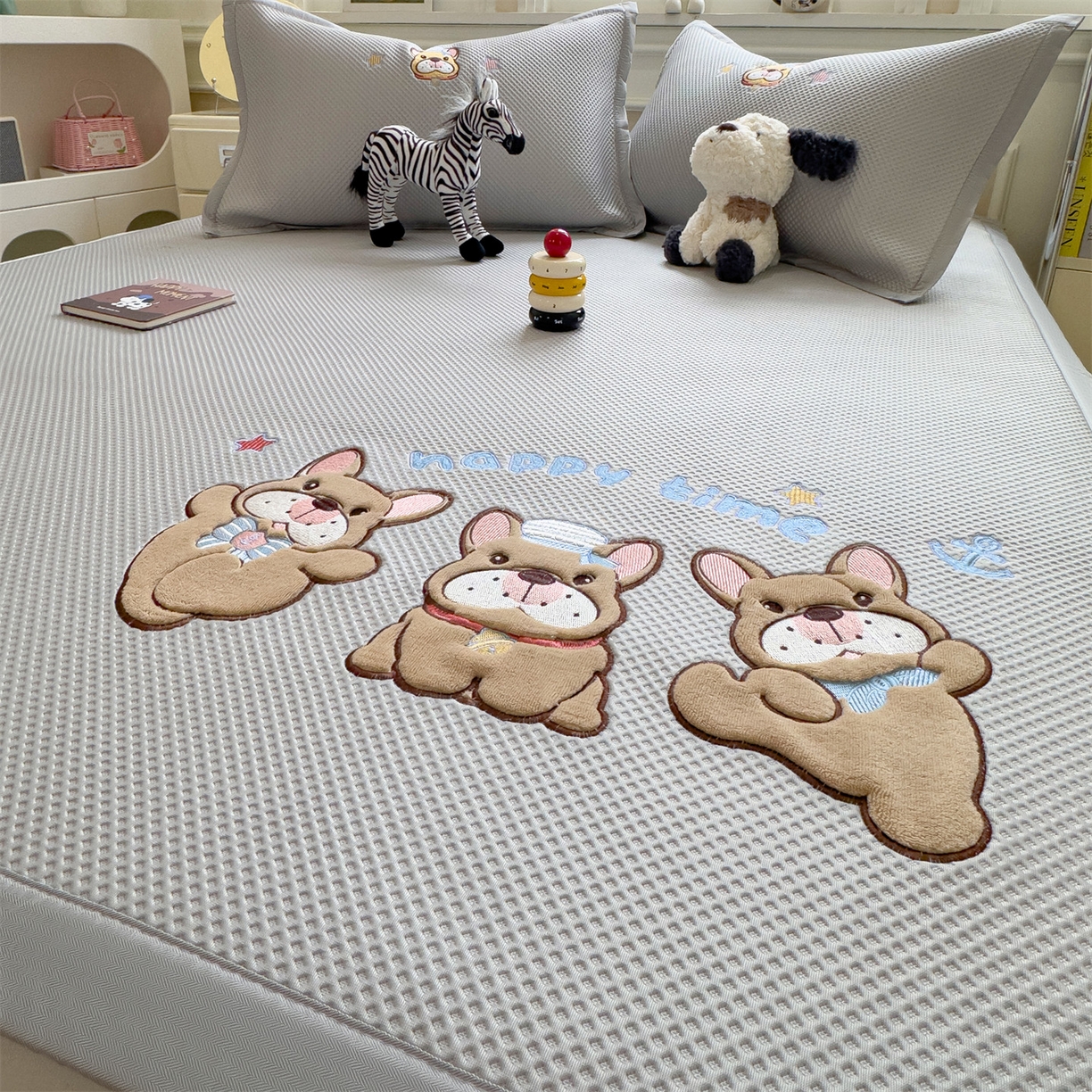 91家纺网 家纺一手货源 找家纺 兄弟坊 2026新款高端A类PE高分子冰丝凉席卡通贴布凉席冰豆豆软凉席 旺旺伙伴-灰