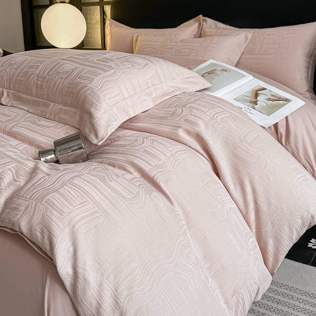 91家纺网 家纺一手货源 找家纺 宅家居 2026新款轻奢A类60支立体浮雕长绒棉纯棉提花贡缎全棉四件套光泽绸缎感三件套 凯迪雅-粉金