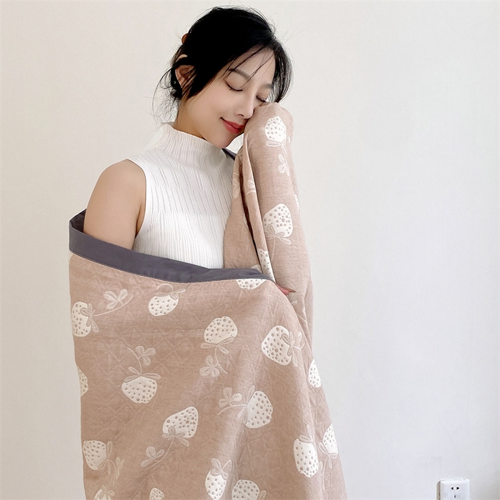 91家纺网 家纺一手货源 找家纺 兄弟坊 2026新款A类全棉三层纱多功能毛巾被夏被夏凉被（盖毯床单夏被） 甜心草莓-咖