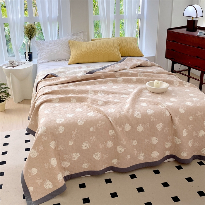 91家纺网 家纺一手货源 找家纺 兄弟坊 2026新款A类全棉三层纱多功能毛巾被夏被夏凉被（盖毯床单夏被） 甜心草莓-咖