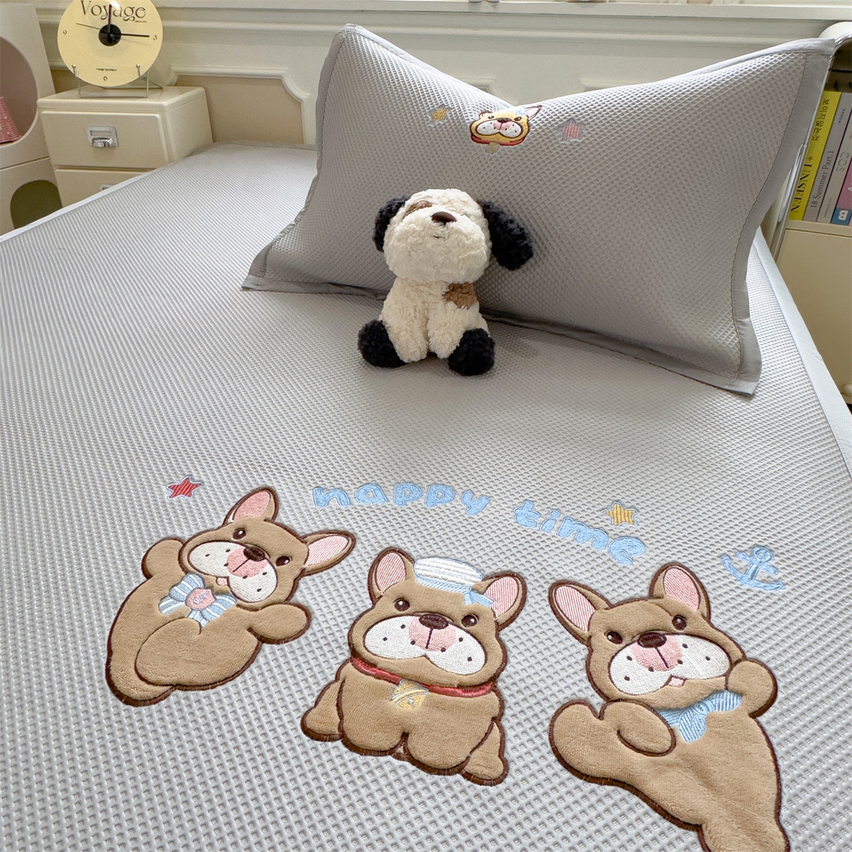 91家纺网 家纺一手货源 找家纺 兄弟坊 2026新款高端A类PE高分子冰丝凉席卡通贴布凉席冰豆豆软凉席 旺旺伙伴-灰