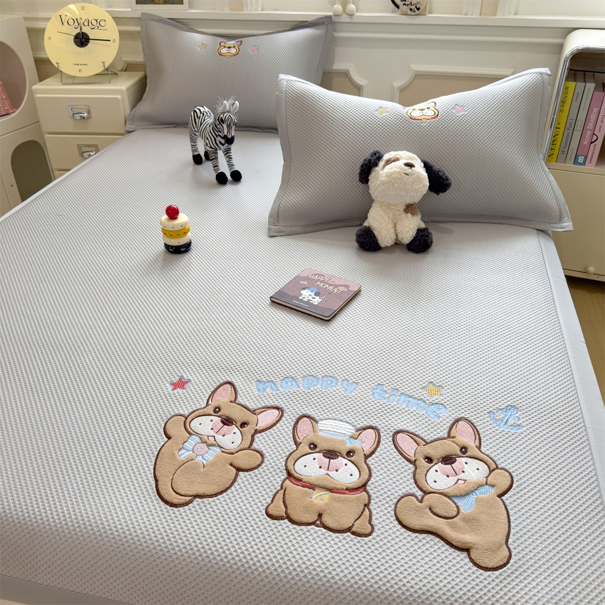 91家纺网 家纺一手货源 找家纺 兄弟坊 2026新款高端A类PE高分子冰丝凉席卡通贴布凉席冰豆豆软凉席 旺旺伙伴-灰