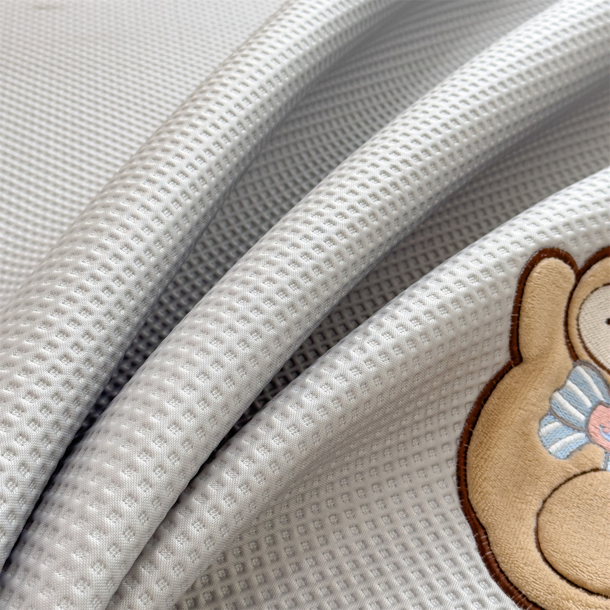 91家纺网 家纺一手货源 找家纺 兄弟坊 2026新款高端A类PE高分子冰丝凉席卡通贴布凉席冰豆豆软凉席 旺旺伙伴-灰