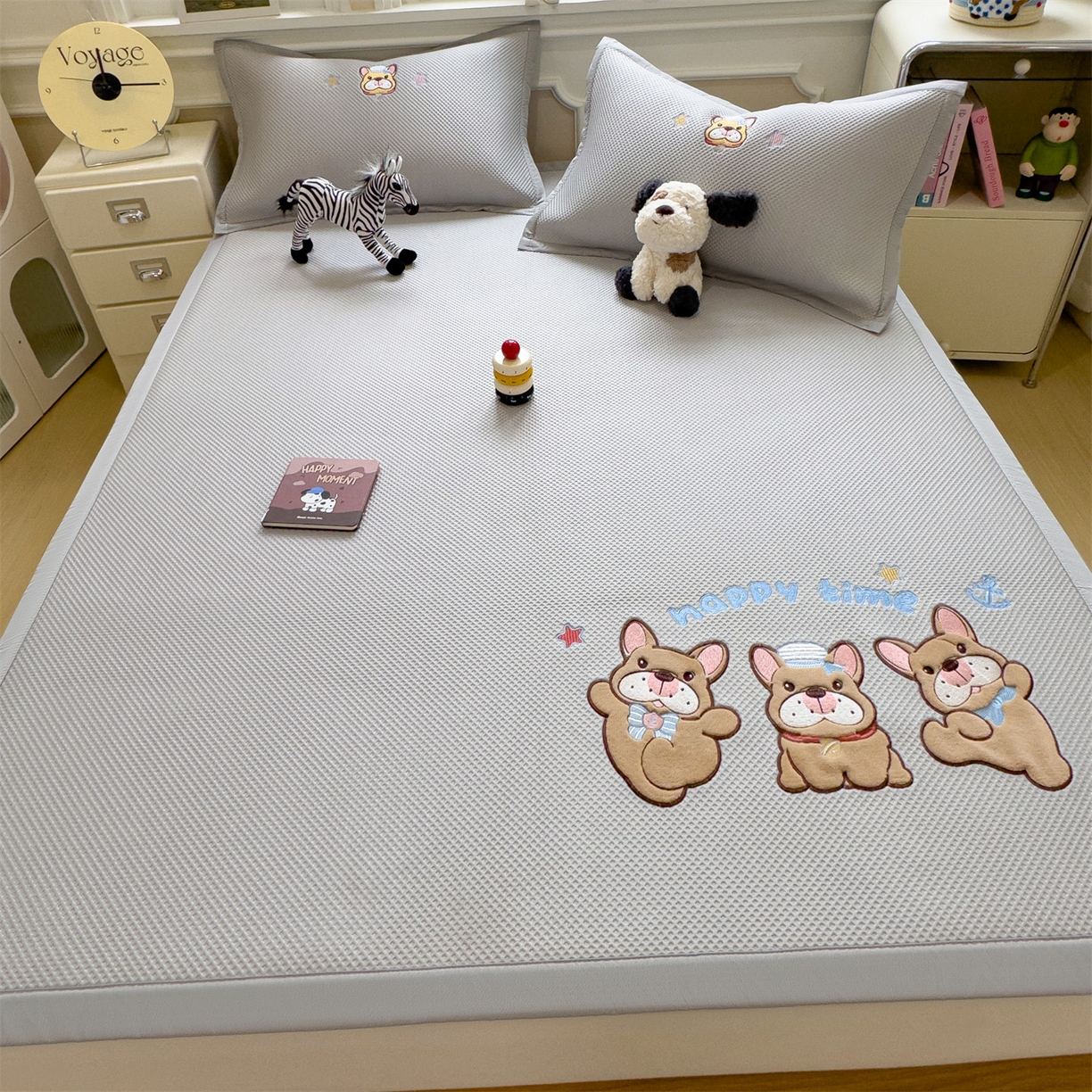 91家纺网 家纺一手货源 找家纺 兄弟坊 2026新款高端A类PE高分子冰丝凉席卡通贴布凉席冰豆豆软凉席 旺旺伙伴-灰