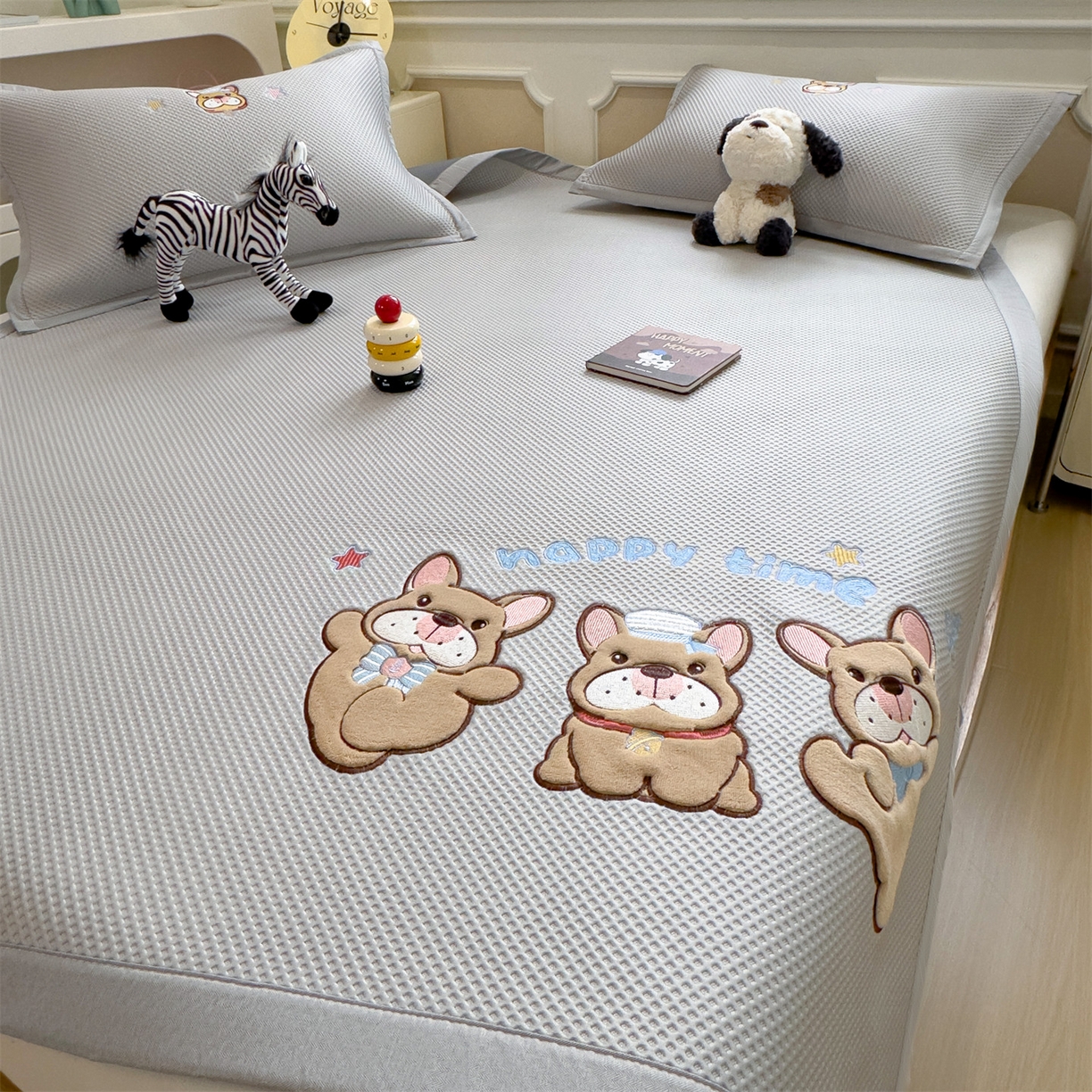 91家纺网 家纺一手货源 找家纺 兄弟坊 2026新款高端A类PE高分子冰丝凉席卡通贴布凉席冰豆豆软凉席 旺旺伙伴-灰