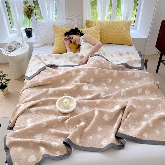 91家纺网 家纺一手货源 找家纺 兄弟坊 2026新款A类全棉三层纱多功能毛巾被夏被夏凉被（盖毯床单夏被） 甜心草莓-咖