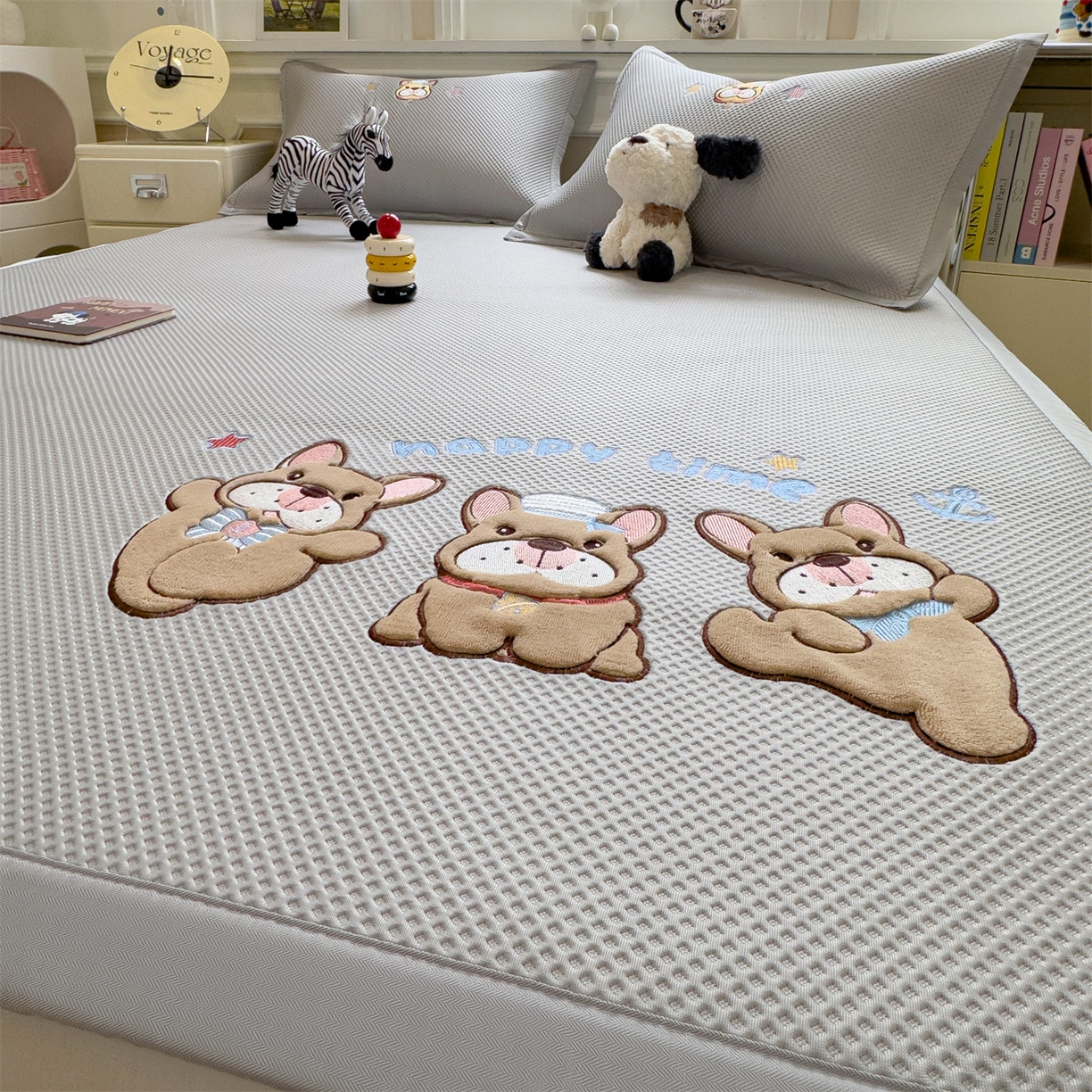 91家纺网 家纺一手货源 找家纺 兄弟坊 2026新款高端A类PE高分子冰丝凉席卡通贴布凉席冰豆豆软凉席 旺旺伙伴-灰