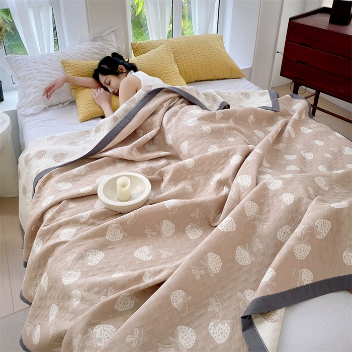 91家纺网 家纺一手货源 找家纺 兄弟坊 2026新款A类全棉三层纱多功能毛巾被夏被夏凉被（盖毯床单夏被） 甜心草莓-咖