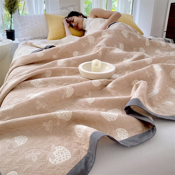 91家纺网 家纺一手货源 找家纺 兄弟坊 2026新款A类全棉三层纱多功能毛巾被夏被夏凉被（盖毯床单夏被） 甜心草莓-咖