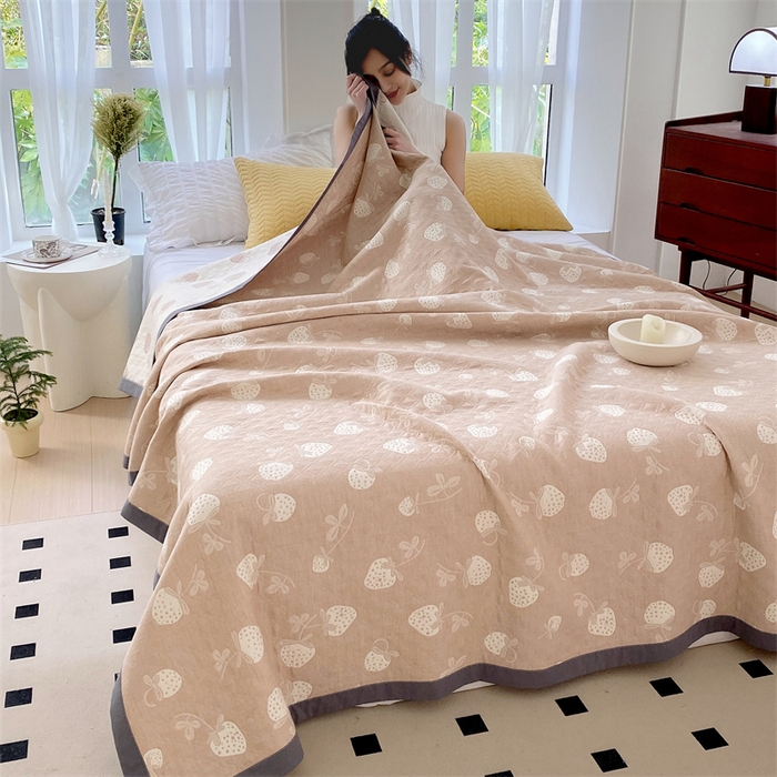 91家纺网 家纺一手货源 找家纺 兄弟坊 2026新款A类全棉三层纱多功能毛巾被夏被夏凉被（盖毯床单夏被） 甜心草莓-咖