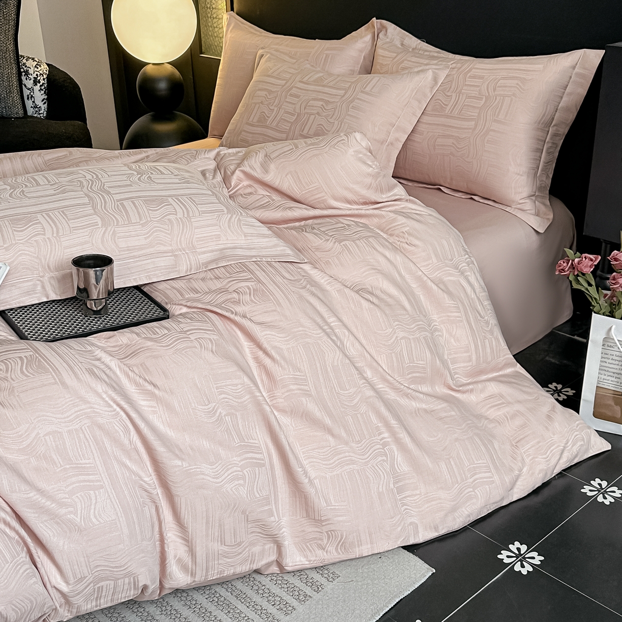 91家纺网 家纺一手货源 找家纺 宅家居 2026新款轻奢A类60支立体浮雕长绒棉纯棉提花贡缎全棉四件套光泽绸缎感三件套 凯迪雅-粉金