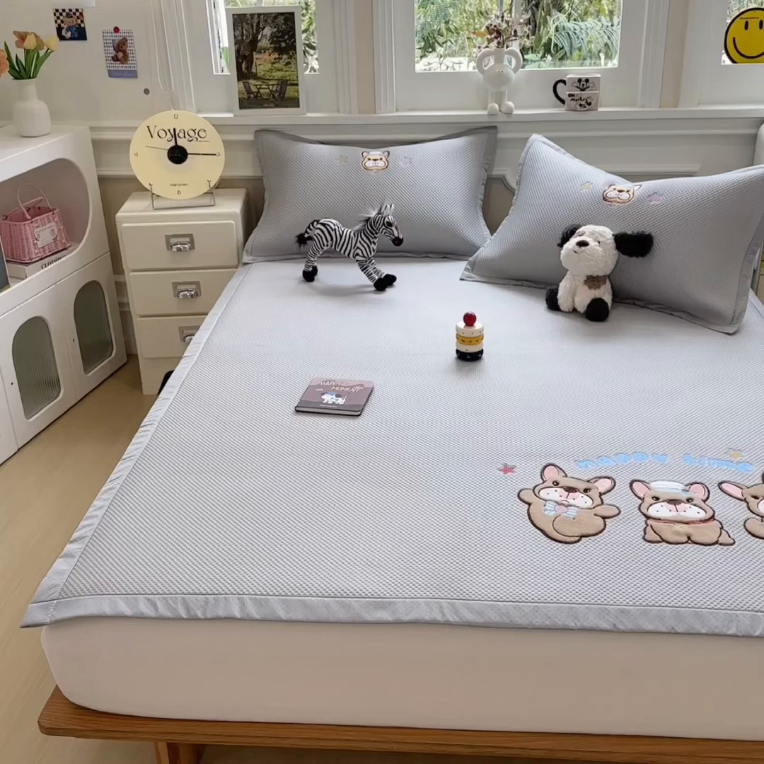 91家纺网 家纺一手货源 找家纺 兄弟坊 2026新款高端A类PE高分子冰丝凉席卡通贴布凉席冰豆豆软凉席 旺旺伙伴-灰