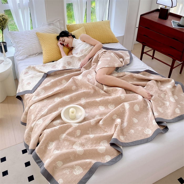 91家纺网 家纺一手货源 找家纺 兄弟坊 2026新款A类全棉三层纱多功能毛巾被夏被夏凉被（盖毯床单夏被） 甜心草莓-咖