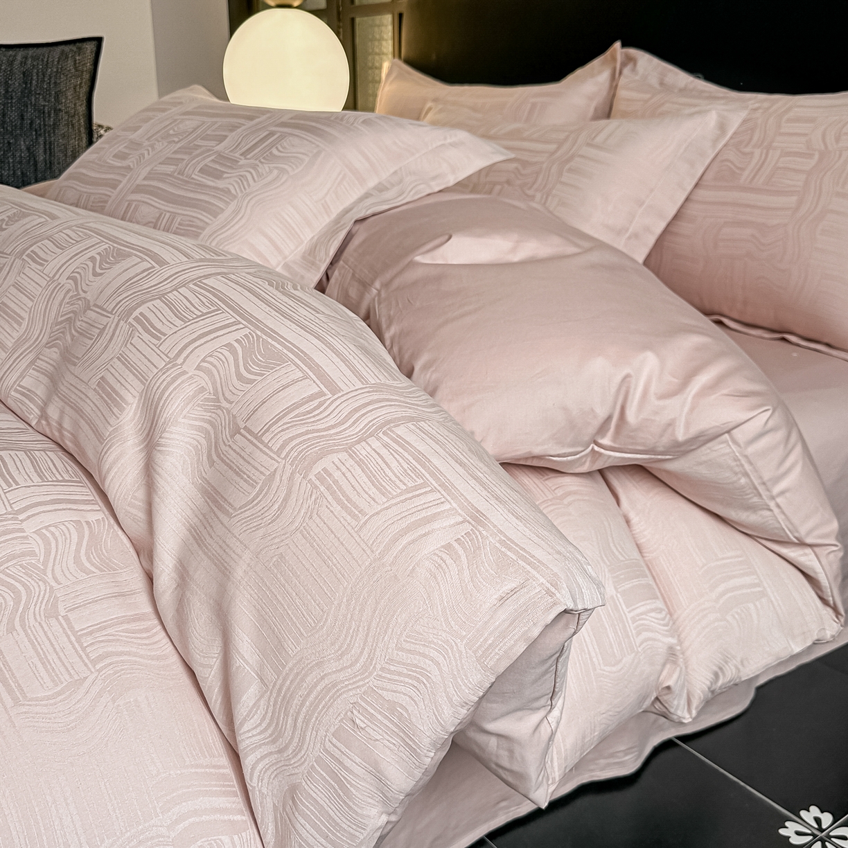 91家纺网 家纺一手货源 找家纺 宅家居 2026新款轻奢A类60支立体浮雕长绒棉纯棉提花贡缎全棉四件套光泽绸缎感三件套 凯迪雅-粉金