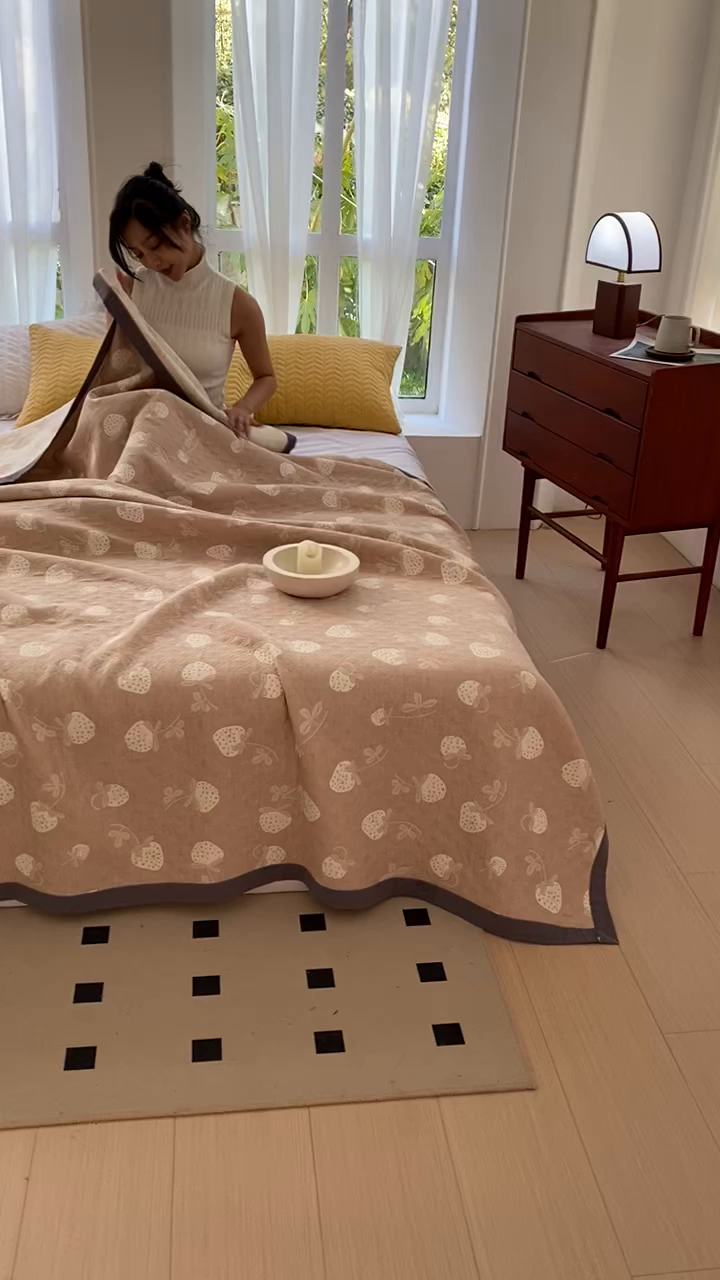 91家纺网 家纺一手货源 找家纺 兄弟坊 2026新款A类全棉三层纱多功能毛巾被夏被夏凉被（盖毯床单夏被） 甜心草莓-咖