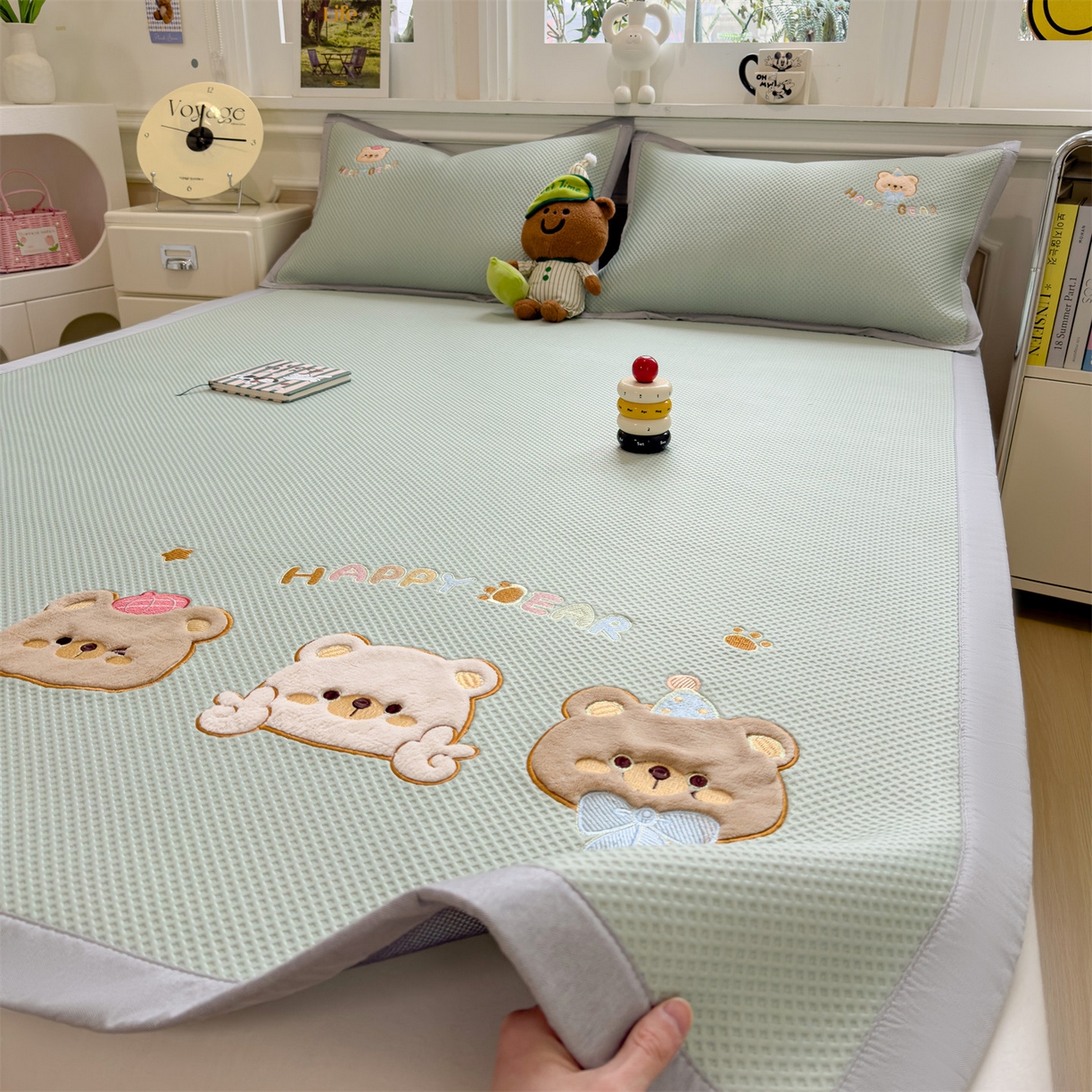 91家纺网 家纺一手货源 找家纺 兄弟坊 2026新款高端A类PE高分子冰丝凉席卡通贴布凉席冰豆豆软凉席 熊熊世界-青