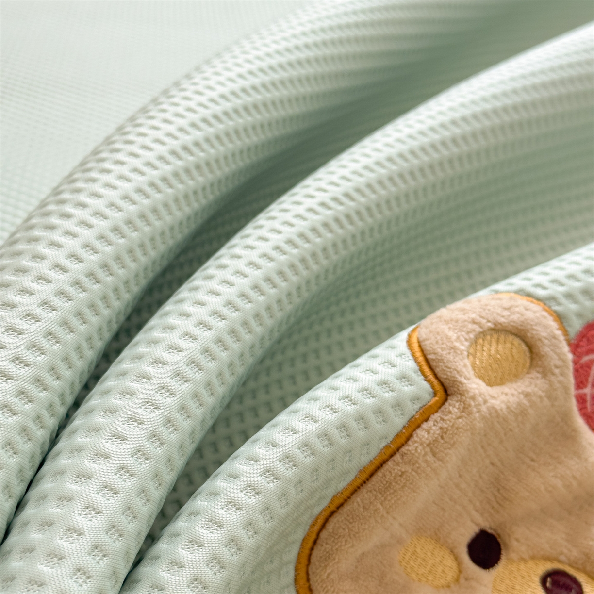 91家纺网 家纺一手货源 找家纺 兄弟坊 2026新款高端A类PE高分子冰丝凉席卡通贴布凉席冰豆豆软凉席 熊熊世界-青