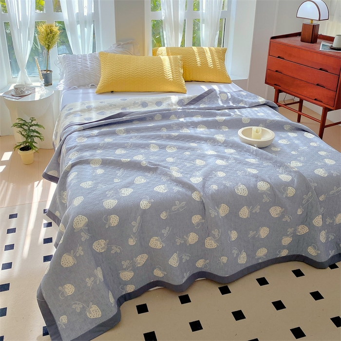 91家纺网 家纺一手货源 找家纺 兄弟坊 2026新款A类全棉三层纱多功能毛巾被夏被夏凉被（盖毯床单夏被） 甜心草莓-蓝