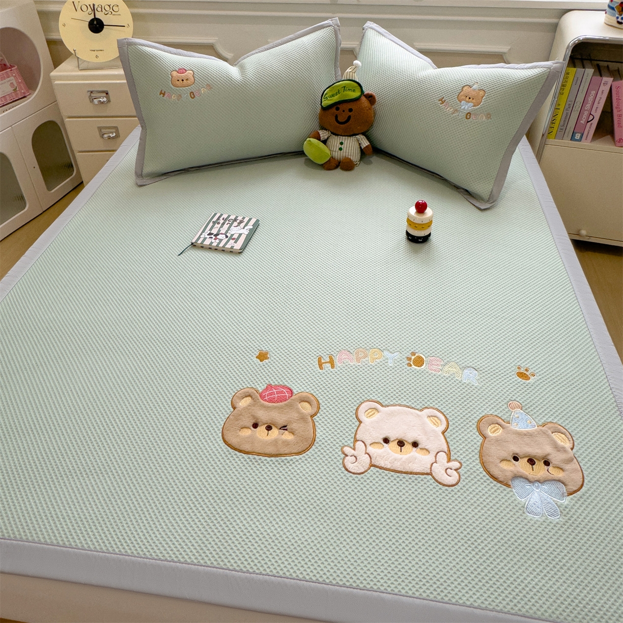 91家纺网 家纺一手货源 找家纺 兄弟坊 2026新款高端A类PE高分子冰丝凉席卡通贴布凉席冰豆豆软凉席 熊熊世界-青