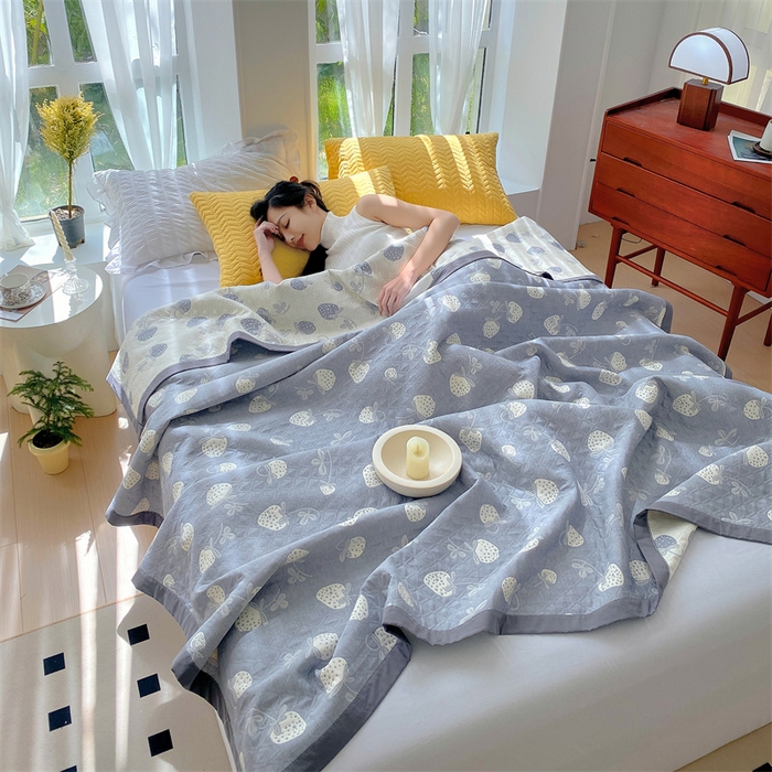 91家纺网 家纺一手货源 找家纺 兄弟坊 2026新款A类全棉三层纱多功能毛巾被夏被夏凉被（盖毯床单夏被） 甜心草莓-蓝