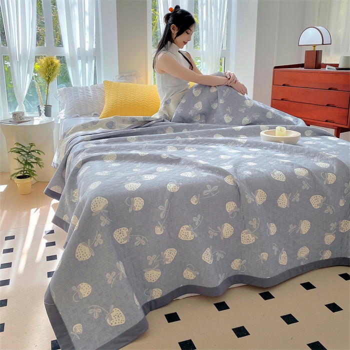 91家纺网 家纺一手货源 找家纺 兄弟坊 2026新款A类全棉三层纱多功能毛巾被夏被夏凉被（盖毯床单夏被） 甜心草莓-蓝