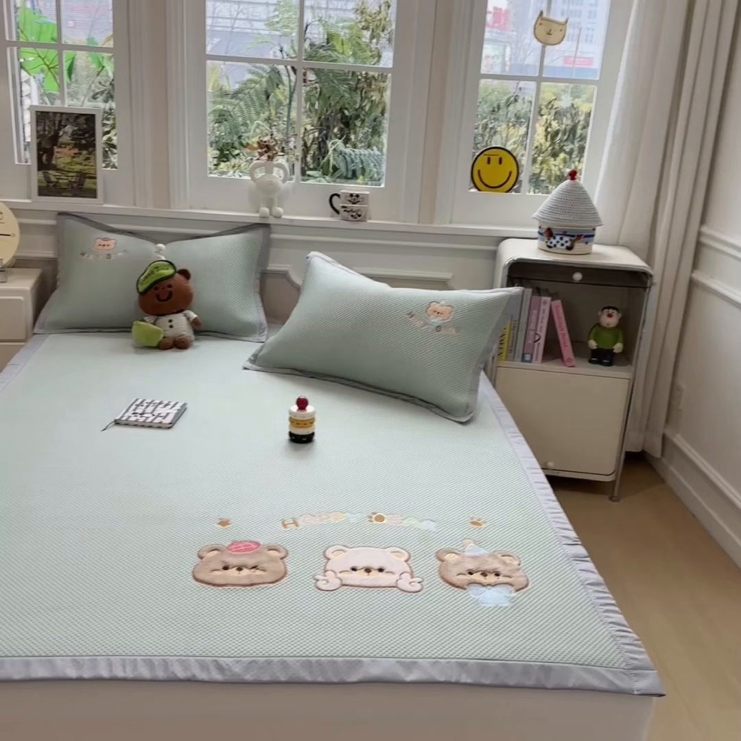 91家纺网 家纺一手货源 找家纺 兄弟坊 2026新款高端A类PE高分子冰丝凉席卡通贴布凉席冰豆豆软凉席 熊熊世界-青