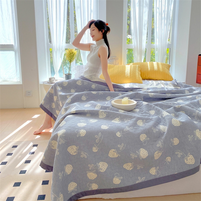 91家纺网 家纺一手货源 找家纺 兄弟坊 2026新款A类全棉三层纱多功能毛巾被夏被夏凉被（盖毯床单夏被） 甜心草莓-蓝