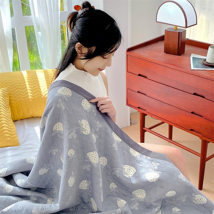 91家纺网 家纺一手货源 找家纺 兄弟坊 2026新款A类全棉三层纱多功能毛巾被夏被夏凉被（盖毯床单夏被） 甜心草莓-蓝