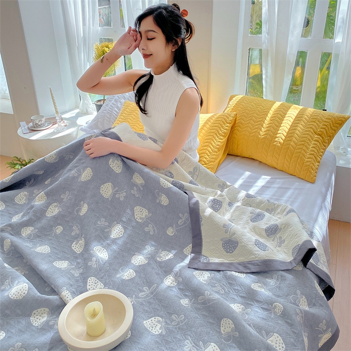 91家纺网 家纺一手货源 找家纺 兄弟坊 2026新款A类全棉三层纱多功能毛巾被夏被夏凉被（盖毯床单夏被） 甜心草莓-蓝