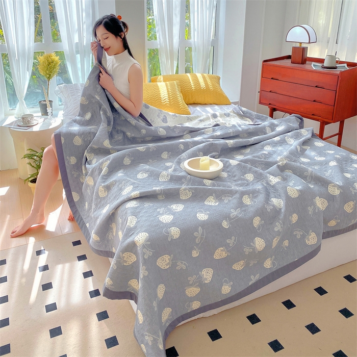 91家纺网 家纺一手货源 找家纺 兄弟坊 2026新款A类全棉三层纱多功能毛巾被夏被夏凉被（盖毯床单夏被） 甜心草莓-蓝