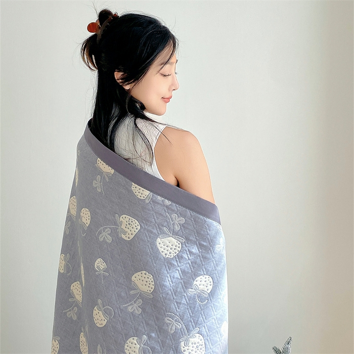 91家纺网 家纺一手货源 找家纺 兄弟坊 2026新款A类全棉三层纱多功能毛巾被夏被夏凉被（盖毯床单夏被） 甜心草莓-蓝