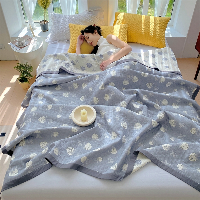 91家纺网 家纺一手货源 找家纺 兄弟坊 2026新款A类全棉三层纱多功能毛巾被夏被夏凉被（盖毯床单夏被） 甜心草莓-蓝