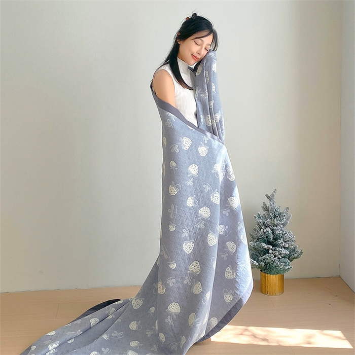 91家纺网 家纺一手货源 找家纺 兄弟坊 2026新款A类全棉三层纱多功能毛巾被夏被夏凉被（盖毯床单夏被） 甜心草莓-蓝