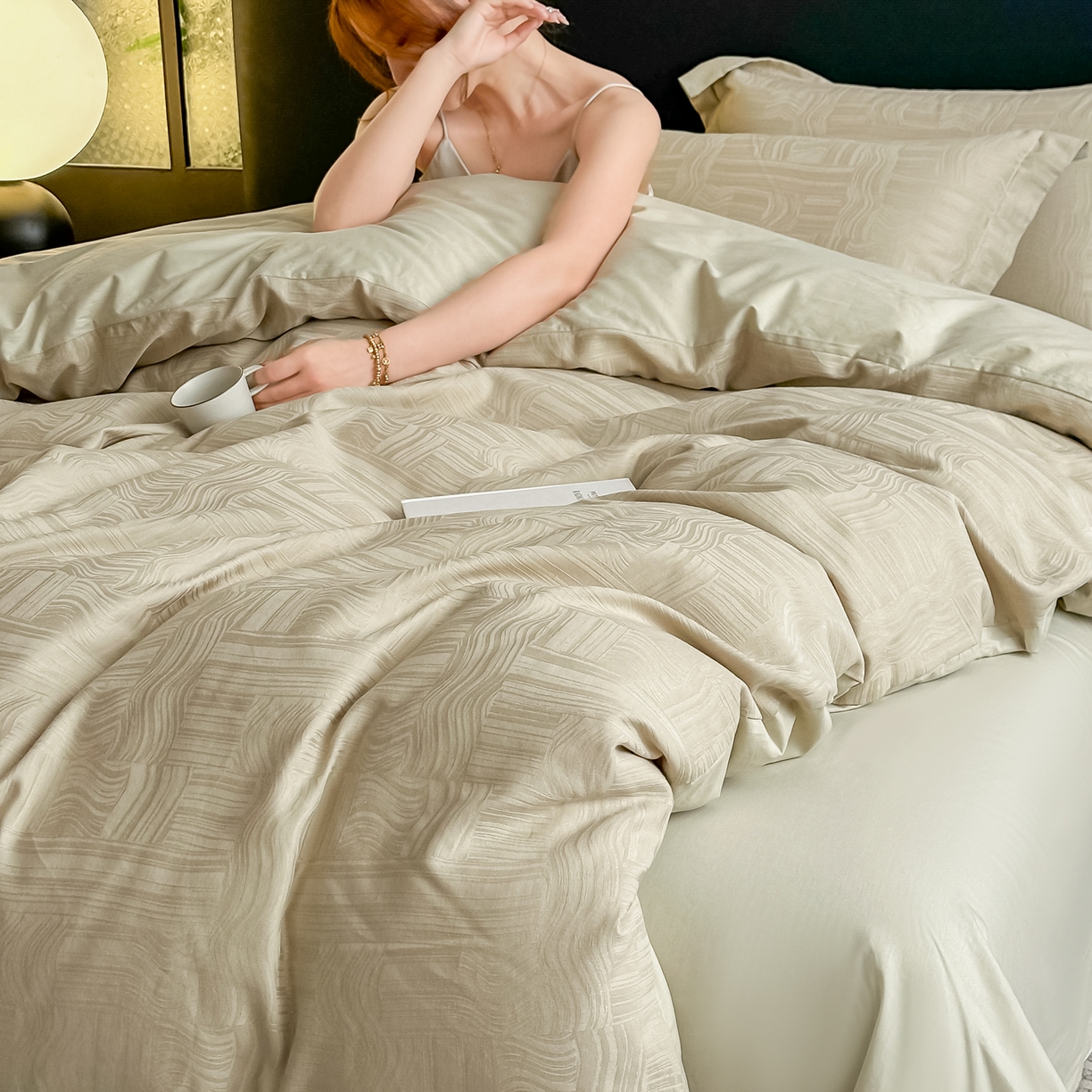 91家纺网 家纺一手货源 找家纺 宅家居 2026新款轻奢A类60支立体浮雕长绒棉纯棉提花贡缎全棉四件套光泽绸缎感三件套 凯迪雅-香槟绿