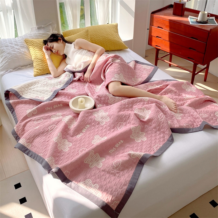 91家纺网 家纺一手货源 找家纺 兄弟坊 2026新款A类全棉三层纱多功能毛巾被夏被夏凉被（盖毯床单夏被） 云朵小熊-粉