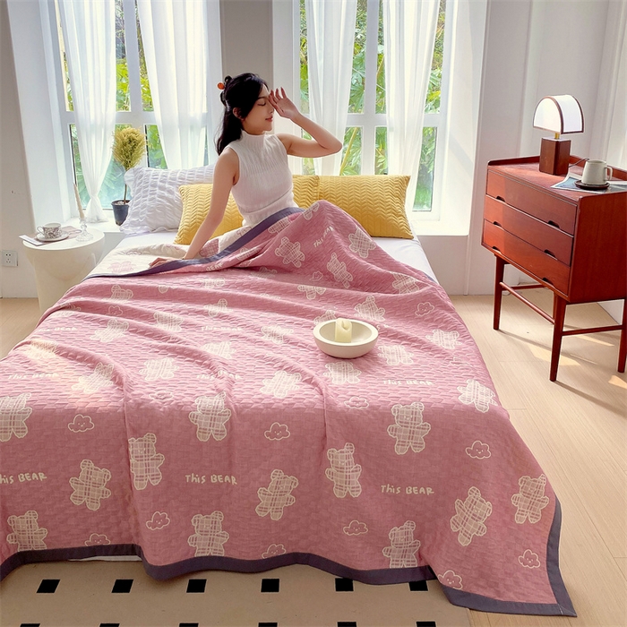 91家纺网 家纺一手货源 找家纺 兄弟坊 2026新款A类全棉三层纱多功能毛巾被夏被夏凉被（盖毯床单夏被） 云朵小熊-粉