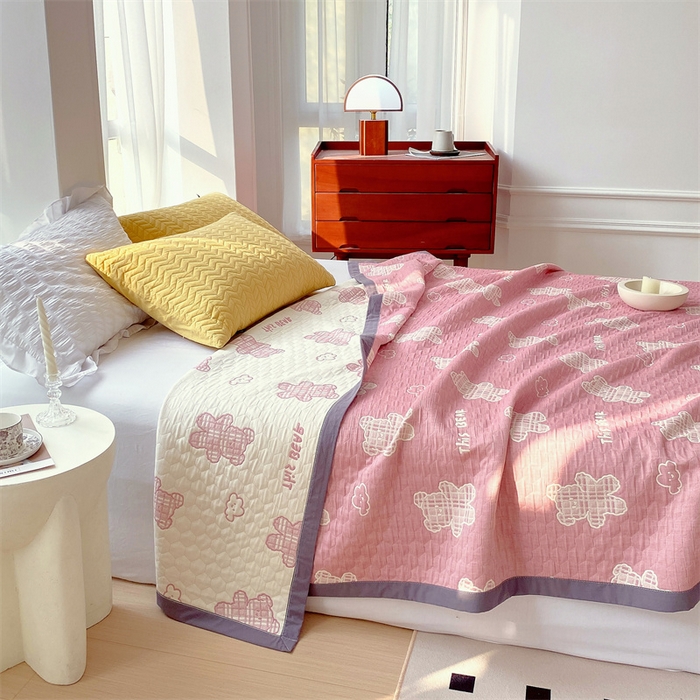 91家纺网 家纺一手货源 找家纺 兄弟坊 2026新款A类全棉三层纱多功能毛巾被夏被夏凉被（盖毯床单夏被） 云朵小熊-粉