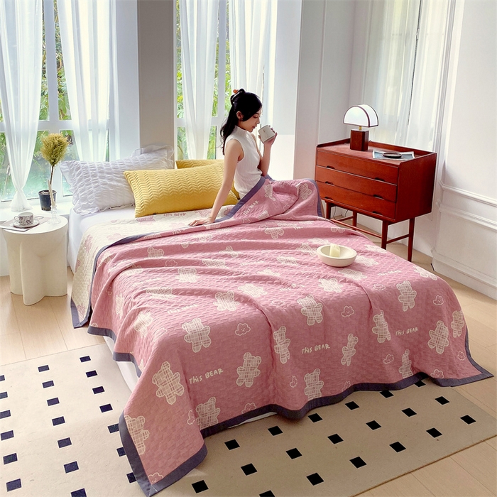 91家纺网 家纺一手货源 找家纺 兄弟坊 2026新款A类全棉三层纱多功能毛巾被夏被夏凉被（盖毯床单夏被） 云朵小熊-粉