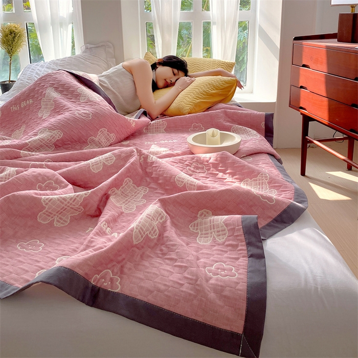 91家纺网 家纺一手货源 找家纺 兄弟坊 2026新款A类全棉三层纱多功能毛巾被夏被夏凉被（盖毯床单夏被） 云朵小熊-粉