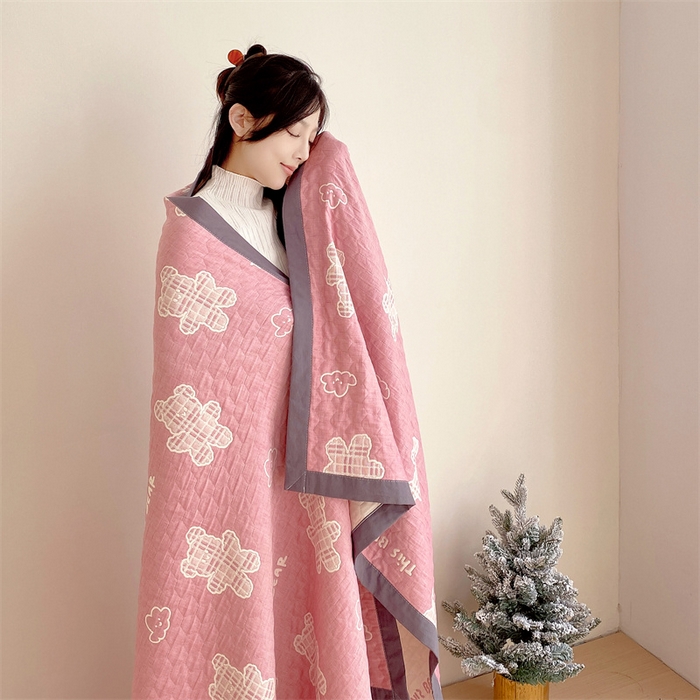 91家纺网 家纺一手货源 找家纺 兄弟坊 2026新款A类全棉三层纱多功能毛巾被夏被夏凉被（盖毯床单夏被） 云朵小熊-粉