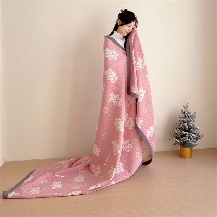 91家纺网 家纺一手货源 找家纺 兄弟坊 2026新款A类全棉三层纱多功能毛巾被夏被夏凉被（盖毯床单夏被） 云朵小熊-粉