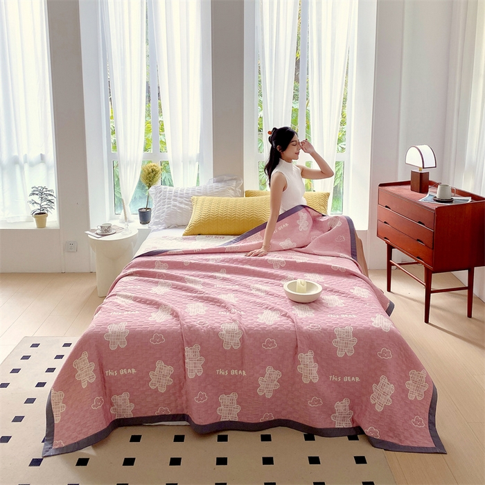 91家纺网 家纺一手货源 找家纺 兄弟坊 2026新款A类全棉三层纱多功能毛巾被夏被夏凉被（盖毯床单夏被） 云朵小熊-粉